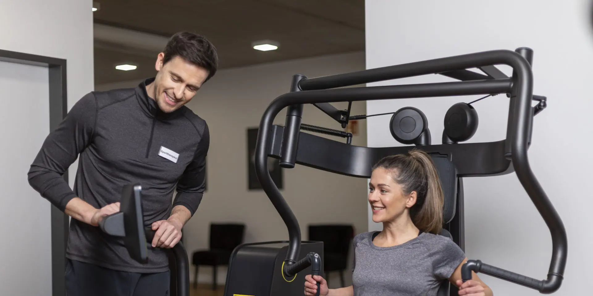 Angeleitete Krankengymnastik an einem Trainingsgerät